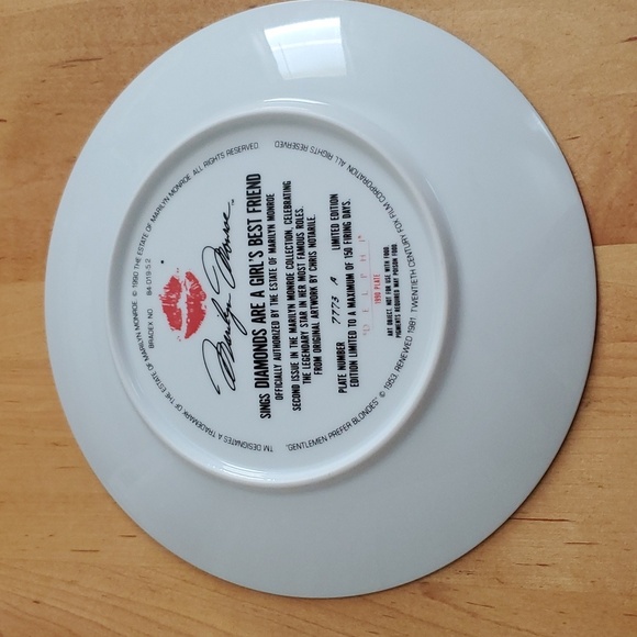 Marilyn Monroe In Diamonds are a Girls Best Friend Collectible Plate | Delphi | - Picture 5 of 5